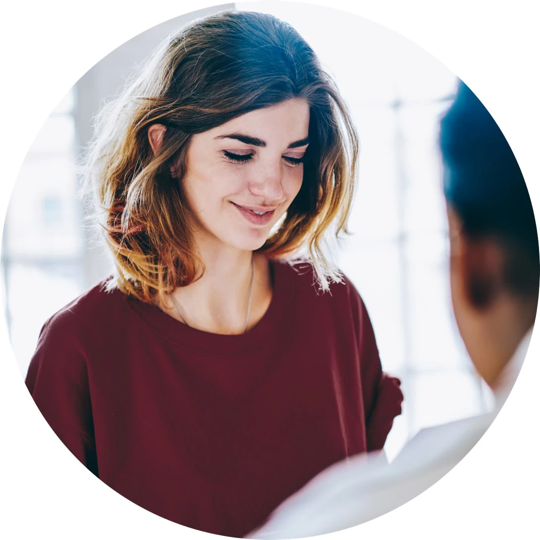 Junge Person steht und schaut Richtung Boden